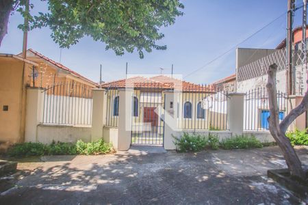 Casa à venda com 210m², 3 quartos e 3 vagas Casa à venda com 210m², 3 quartos e 3 vagasFachada
