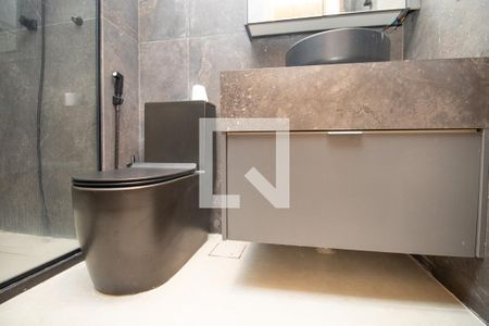 Banheiro, louça sanitária e armário  de apartamento à venda com 1 quarto, 38m² em Moema, São Paulo