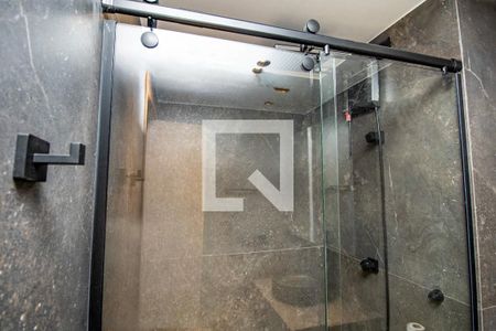 Banheiro, box e ducha  de apartamento à venda com 1 quarto, 38m² em Moema, São Paulo