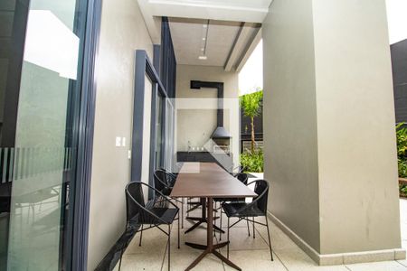 Apartamento à venda com 38m², 1 quarto e sem vagaÁrea comum - Mesa da área da churrasqueira 