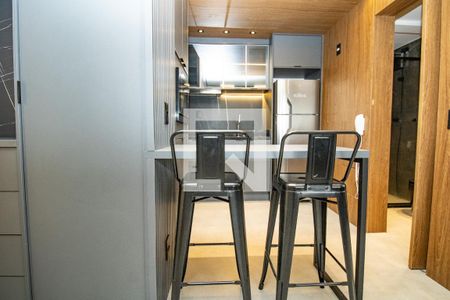 Sala, mesa e banquetas  de apartamento à venda com 1 quarto, 38m² em Moema, São Paulo