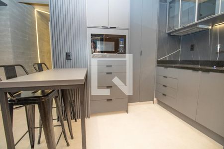 Cozinha, mesa e cadeiras; armários  de apartamento à venda com 1 quarto, 38m² em Moema, São Paulo