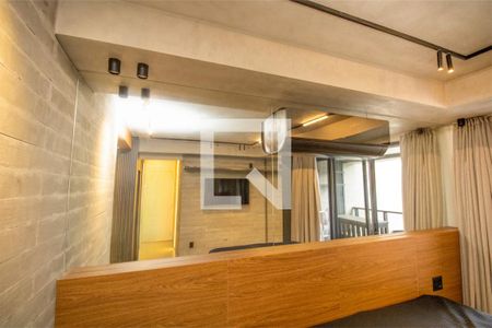 Quarto, decoração espelho e luminárias  de apartamento à venda com 1 quarto, 38m² em Moema, São Paulo