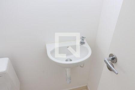 Banheiro de kitnet/studio para alugar com 0 quarto, 40m² em Vila Granada, São Paulo