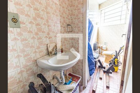 Casa à venda com 250m², 3 quartos e 6 vagas Casa à venda com 250m², 3 quartos e 6 vagasBanheiro da garagem