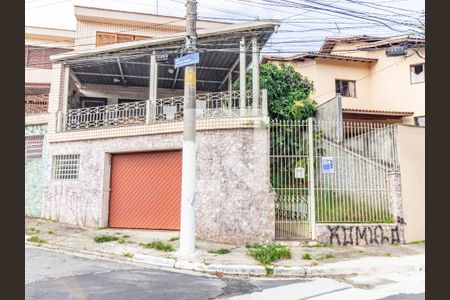 Casa à venda com 250m², 3 quartos e 6 vagas Casa à venda com 250m², 3 quartos e 6 vagasFachada