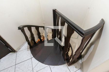 Casa à venda com 140m², 2 quartos e 1 vaga Casa à venda com 140m², 2 quartos e 1 vagaEscada