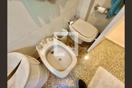 Apartamento à venda com 220m², 3 quartos e 1 vagaSuíte banheiro 