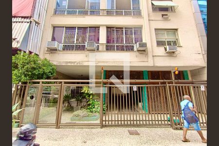 Apartamento à venda com 220m², 3 quartos e 1 vagaFachada com cartaz QA