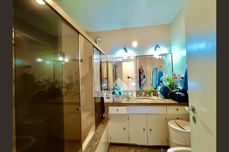 Apartamento à venda com 220m², 3 quartos e 1 vagaSuíte banheiro 