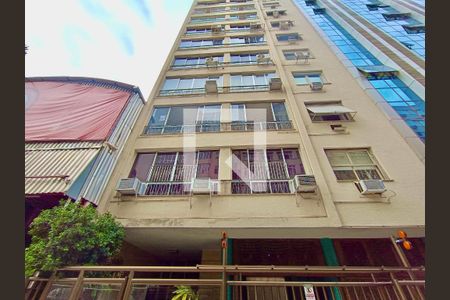 Apartamento à venda com 220m², 3 quartos e 1 vagaFachada com cartaz QA