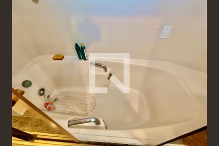 Apartamento à venda com 220m², 3 quartos e 1 vagaSuíte banheiro 