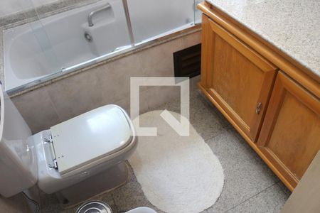 Apartamento à venda com 248m², 4 quartos e 4 vagasBanheiro da Suíte 2