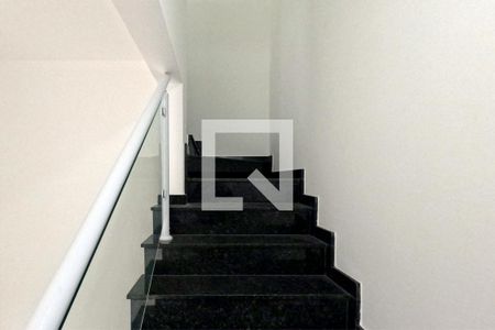 Escadas desde o 1º Piso de casa para alugar com 3 quartos, 96m² em Marapé, Santos