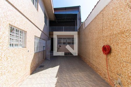 Casa à venda com 200m², 3 quartos e 6 vagas Casa à venda com 200m², 3 quartos e 6 vagasQuintal
