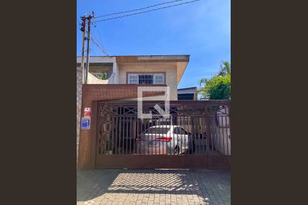 Casa à venda com 200m², 3 quartos e 6 vagas Casa à venda com 200m², 3 quartos e 6 vagasFachada