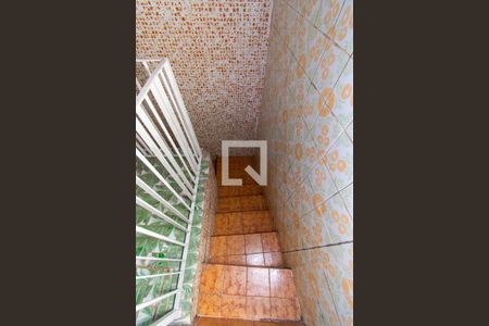 Casa à venda com 200m², 3 quartos e 6 vagas Casa à venda com 200m², 3 quartos e 6 vagasEscada