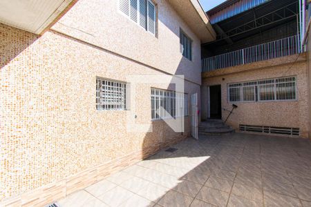 Casa à venda com 200m², 3 quartos e 6 vagas Casa à venda com 200m², 3 quartos e 6 vagasQuintal