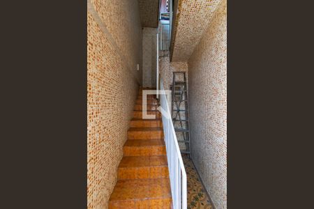 Casa à venda com 200m², 3 quartos e 6 vagas Casa à venda com 200m², 3 quartos e 6 vagasEscada