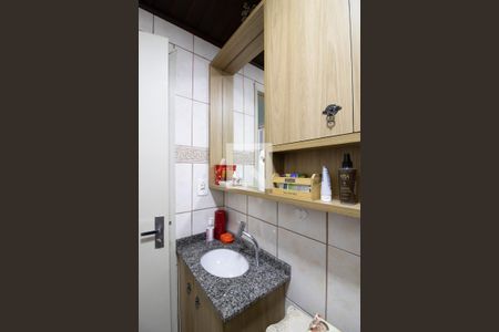 Banheiro  de apartamento à venda com 1 quarto, 38m² em Passo da Areia, Porto Alegre