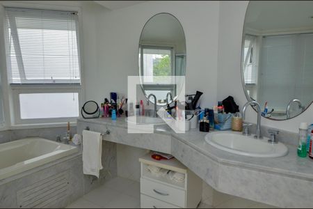 Casa de condomínio à venda com 474m², 5 quartos e 4 vagasBanheiro da Suíte 3