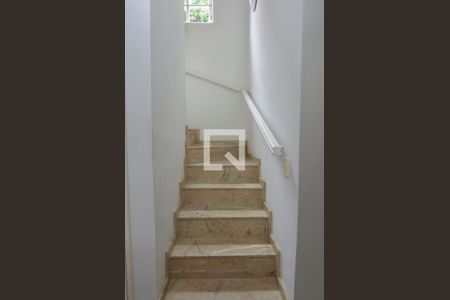 Casa de condomínio à venda com 474m², 5 quartos e 4 vagasEscada