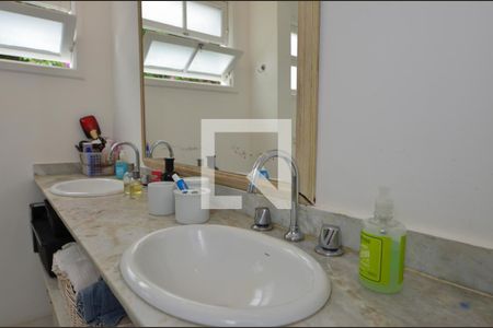 Casa de condomínio à venda com 474m², 5 quartos e 4 vagasBanheiro Social