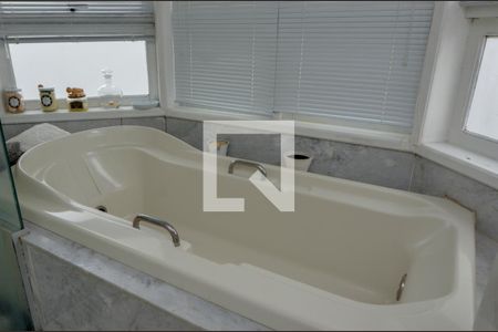 Casa de condomínio à venda com 474m², 5 quartos e 4 vagasBanheiro da Suíte 3