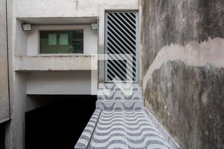 Escadas de apartamento para alugar com 2 quartos, 50m² em Jardim Veronica, São Paulo