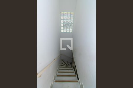 Casa à venda com 100m², 2 quartos e 2 vagasEscada