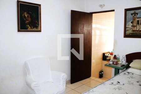 Casa à venda com 200m², 4 quartos e 1 vagaQuarto 1 (Suíte) no piso térreo do sobrado