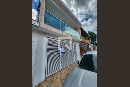 Casa à venda com 160m², 3 quartos e 2 vagas Casa à venda com 160m², 3 quartos e 2 vagasFachada