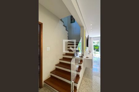 Escada de casa de condomínio para alugar com 3 quartos, 190m² em Alphaville, Santana de Parnaíba