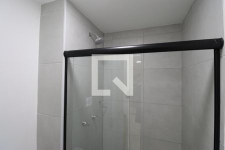 Banheiro de kitnet/studio para alugar com 1 quarto, 30m² em Várzea da Barra Funda, São Paulo