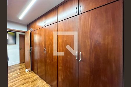 Apartamento à venda com 165m², 4 quartos e 3 vagasCloset Suíte 1