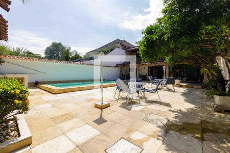 Casa de condomínio à venda com 493m², 4 quartos e 2 vagasQuintal