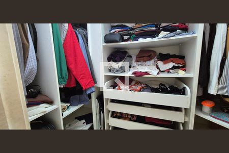 Casa de condomínio à venda com 550m², 4 quartos e 3 vagasCloset