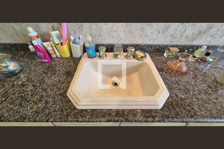 Casa de condomínio à venda com 550m², 4 quartos e 3 vagasBanheiro 2