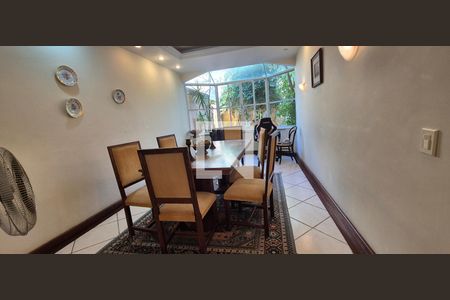 Casa de condomínio à venda com 550m², 4 quartos e 3 vagasSala