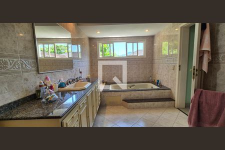 Casa de condomínio à venda com 550m², 4 quartos e 3 vagasBanheiro 2