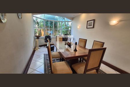 Casa de condomínio à venda com 550m², 4 quartos e 3 vagasSala