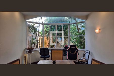 Casa de condomínio à venda com 550m², 4 quartos e 3 vagasSala