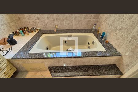 Casa de condomínio à venda com 550m², 4 quartos e 3 vagasBanheiro 2