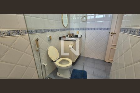 Casa de condomínio à venda com 550m², 4 quartos e 3 vagasBanheiro do quarto 1