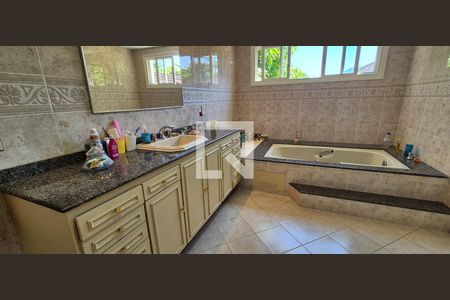 Casa de condomínio à venda com 550m², 4 quartos e 3 vagasBanheiro 2