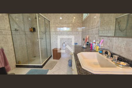 Casa de condomínio à venda com 550m², 4 quartos e 3 vagasBanheiro 2