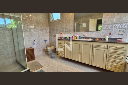 Casa de condomínio à venda com 550m², 4 quartos e 3 vagasBanheiro 2