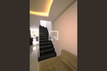Escada de casa para alugar com 3 quartos, 140m² em Vila Emir, São Paulo