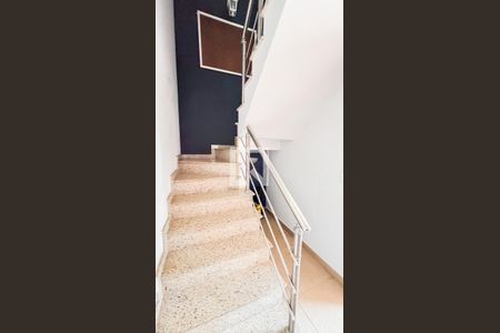 Casa à venda com 225m², 3 quartos e 5 vagas Casa à venda com 225m², 3 quartos e 5 vagasEscada