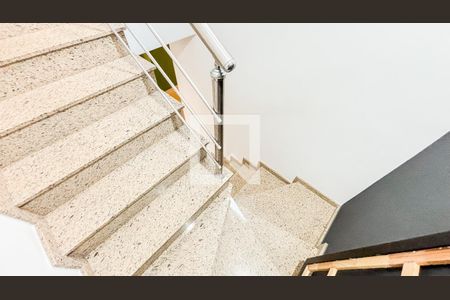 Casa à venda com 225m², 3 quartos e 5 vagas Casa à venda com 225m², 3 quartos e 5 vagasEscada